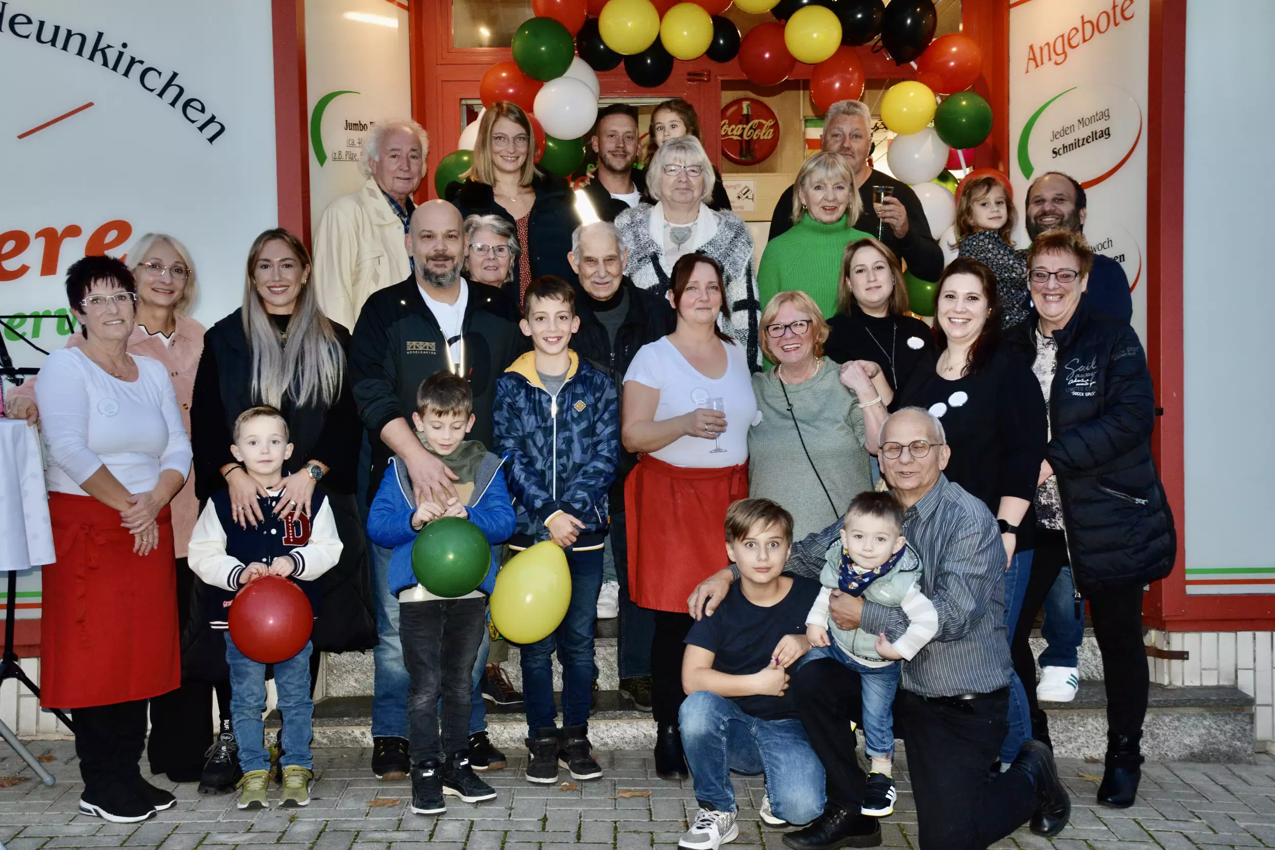 Gemeinsam mit der Familie und den Angestellten feierten Carmen und Antonio Abbruzzino das 40jährige Firmenjubiläum © Schenk