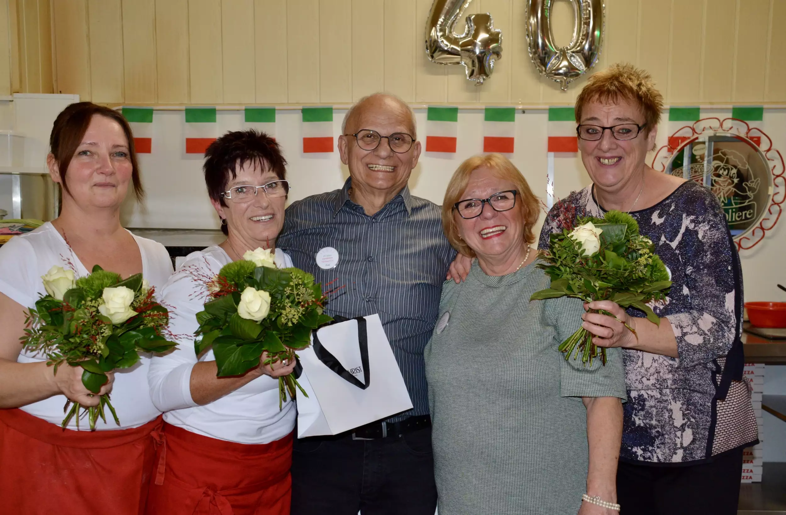 Heike Klein (2.v.links) erhielt ein Präsent für 35 Jahre Betriebszugehörigkeit und auch Claudia (links) und Siggi (rechts) erhielten ein kleines Dankeschön © Schenk