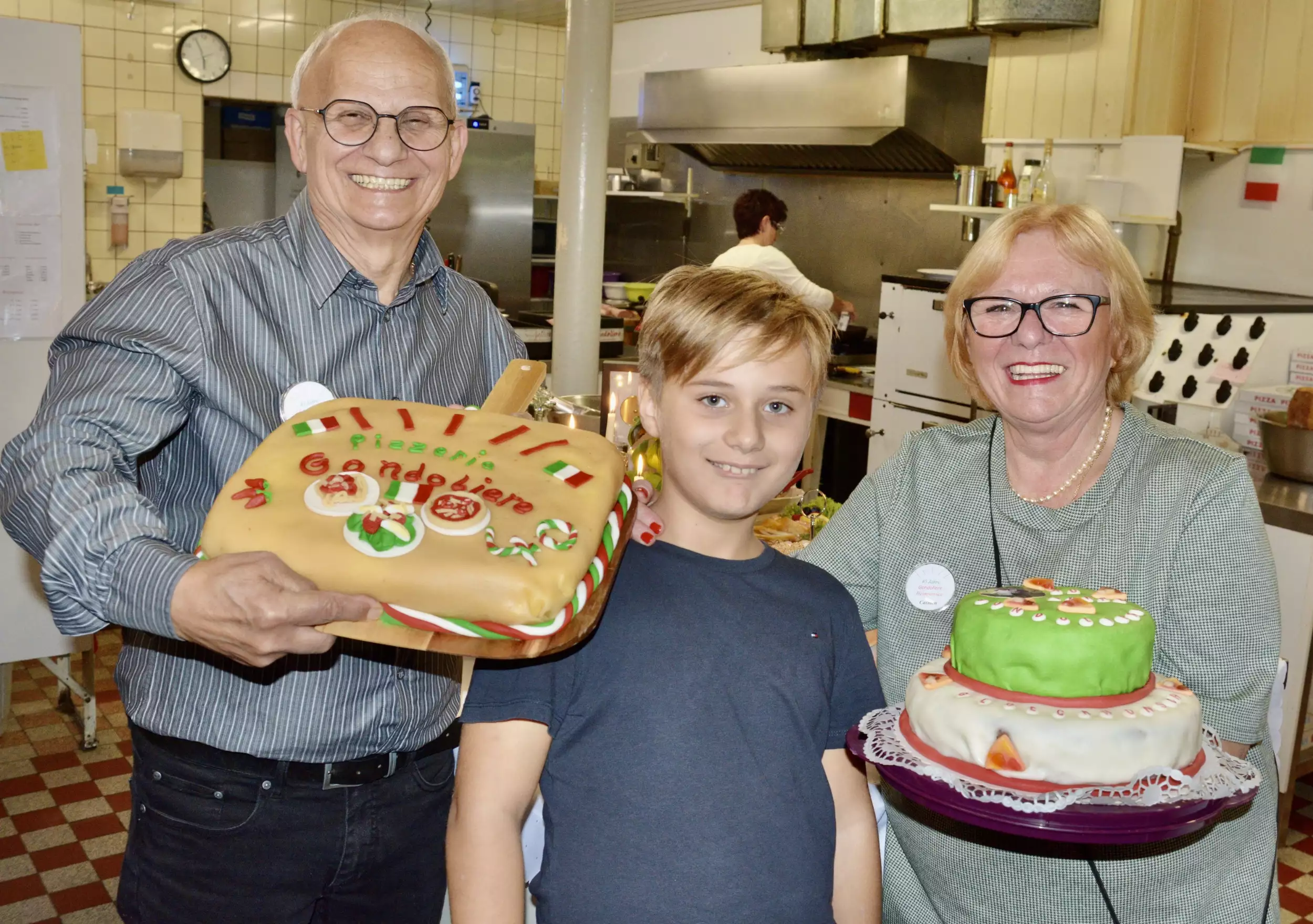 Über die tollen Torten, die Eingens von den Kindern gebacken wurden, freute sich das Ehepaar Abbruzzino besonders, mit im Bild Enkel Leandro © Schenk