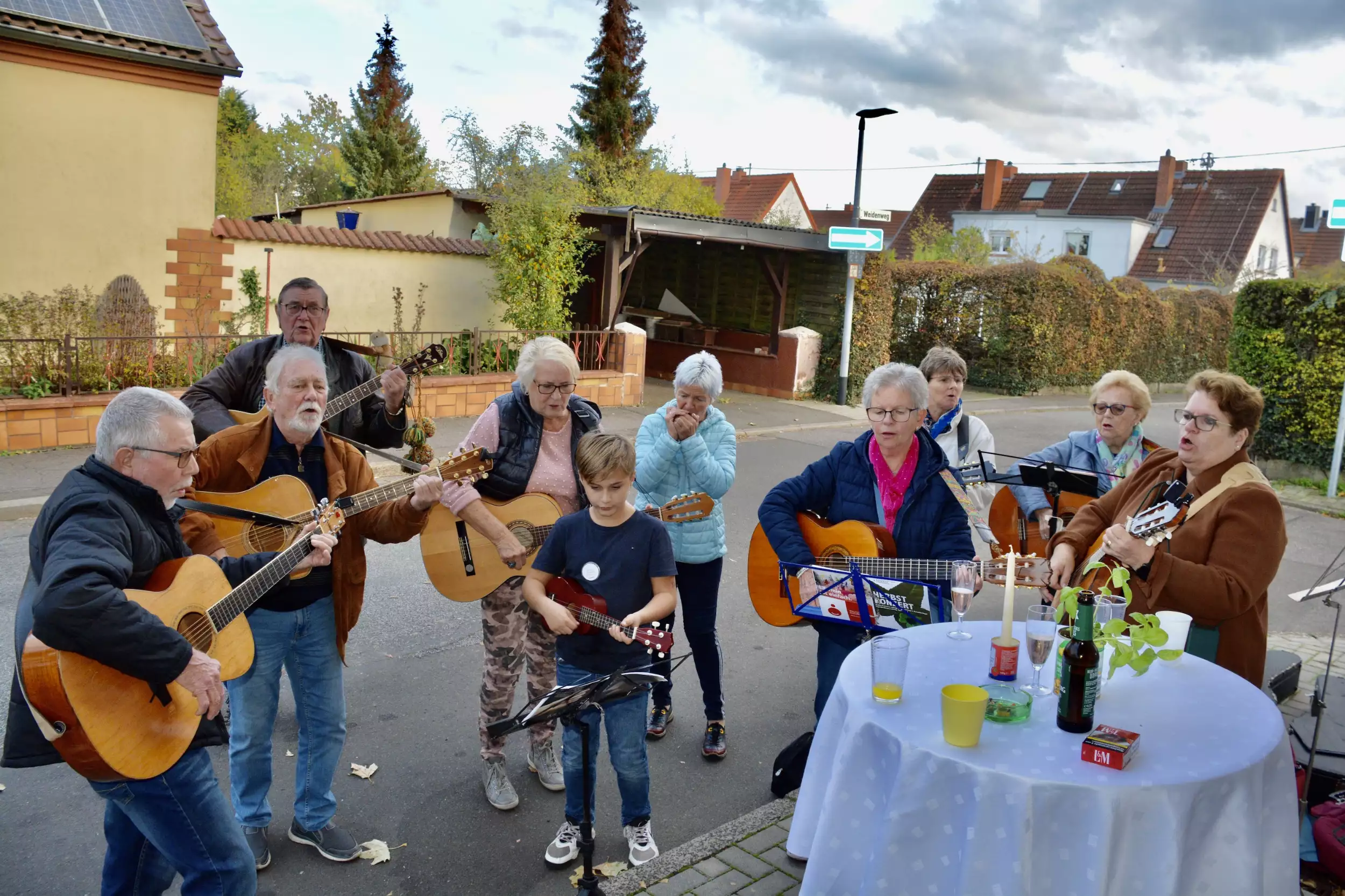 Volker und seine Freunde brachten ein Ständchen zum Jubiläum © Schenk